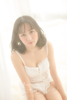 将冰葡萄放在小洞里榨果汁视频